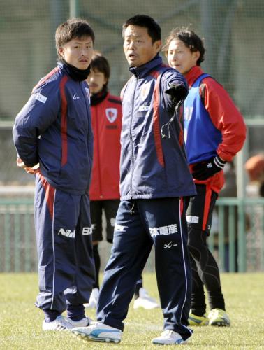決勝前日の練習で、選手に指示を出す京都の大木監督