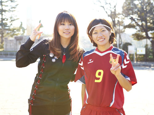 歌手菅原紗由理（左）の新曲「はばたくキミへ」のミュージック・ビデオに出演した、なでしこジャパンの川澄