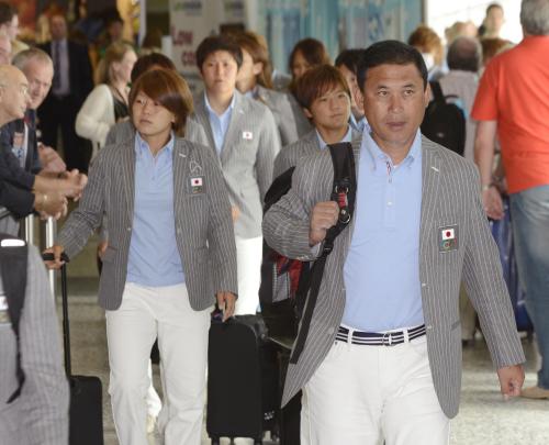 英国・バーミンガムの空港に到着したサッカー女子日本代表の佐々木監督（先頭）。左は宮間