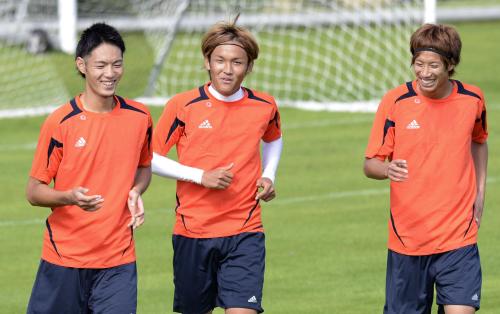 練習で笑顔を見せる（左から）杉本、宇佐美、大津