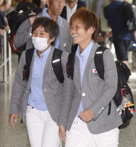 英国・バーミンガムの空港に到着したロンドン五輪サッカー女子日本代表の岩渕（左）と田中