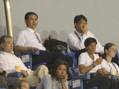 ＜スイス・日本＞試合を観戦するなでしこ・佐々木監督（左）と五輪代表・関塚監督