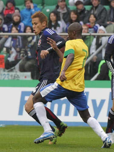 ＜日本・ブラジル＞自身初めて対戦するブラジル相手に奮闘する本田（左）