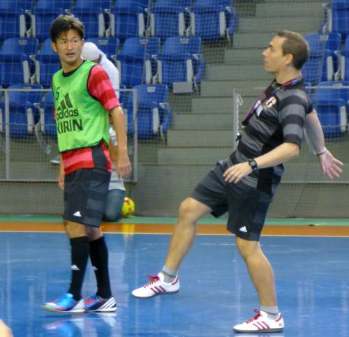 フットサル日本代表の練習に合流し、ロドリゴ監督（右）から指導を受ける三浦知良