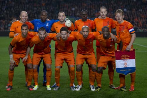 ＜オランダ ０―０ ドイツ＞オランダ代表の先発メンバー。ＭＦロッベン（左上）はフル出場を果たす