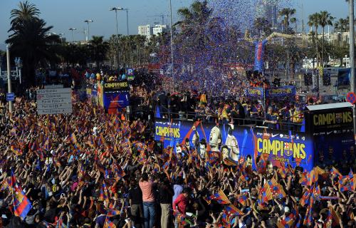 多くのサポーターに祝福される中、行われたバルセロナの優勝パレード
