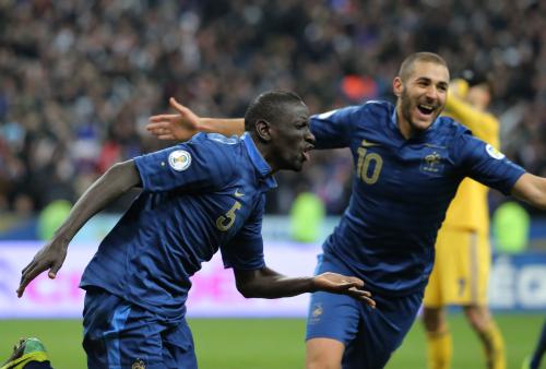 Ｗ杯欧州予選プレーオフ第２戦、３点目の相手オウンゴールに歓喜のフランス・サコ（左）
