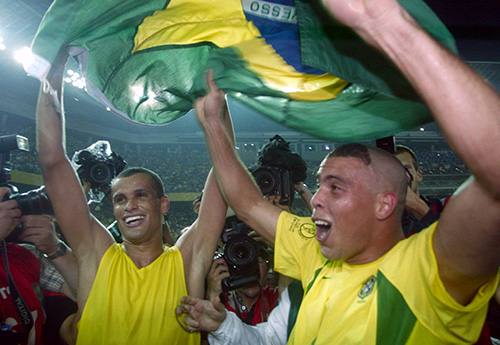 ２００２年Ｗ杯日韓大会で優勝し、国旗を掲げるブラジル代表のリバウド（左）とロナウド
