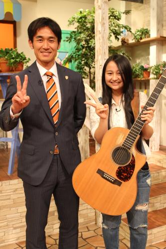 清水エスパルスの応援歌を歌うことになった小園美樹と、エスパルス・アンバサダーの斉藤俊秀氏
