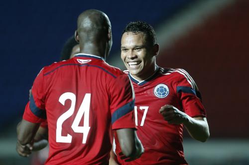 セネガル戦でゴール決め喜ぶコロンビア代表ＦＷバッカ（右）（ＡＰ）