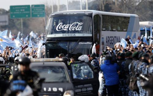 アルゼンチン代表の乗ったバスに数千人のファンから声援が送られた（ＡＰ）