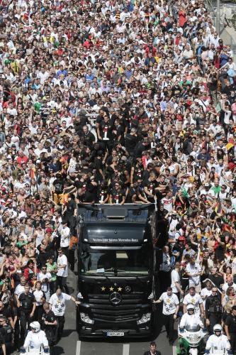 ドイツ　Ｗ杯優勝凱旋パレードはド迫力の５０万人大行進！