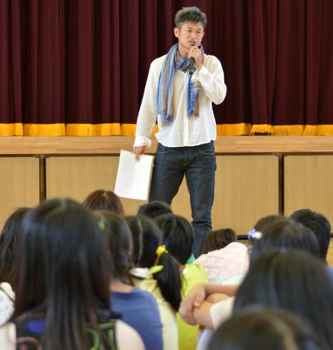 石巻市の小学校を訪れたカズは子供たちに授業を行う