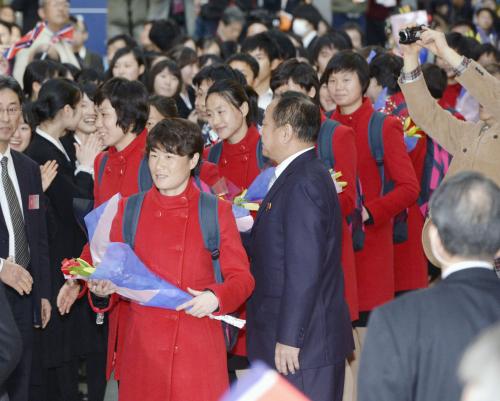 女子北朝鮮代表　真っ赤なコートとピンクのリュックで来日