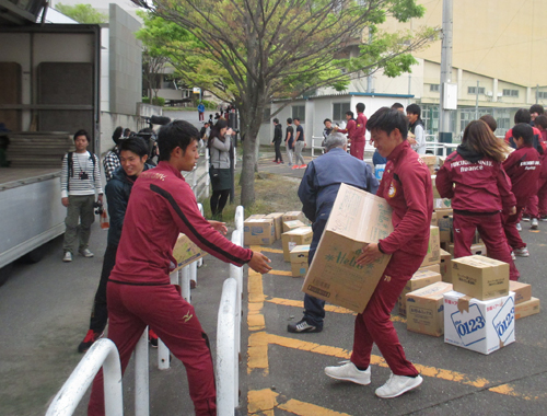 福岡大サッカー部、熊本へ支援物資　14トントラックに満載「思った以上に集まった」