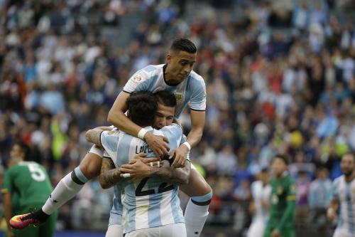 ゴールを挙げて喜ぶクエスタらアルゼンチンの選手たち（ＡＰ）