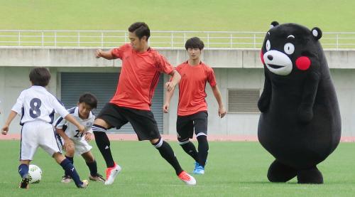 小学生や「くまモン」とプレーするサッカー日本代表の香川真司（左から３人目）