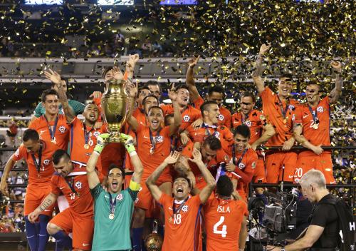 チリ、ＰＫ戦でアルゼンチン下し２連覇　南米選手権