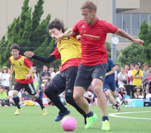 主催したフットサル大会でプレーするサッカー日本代表の本田