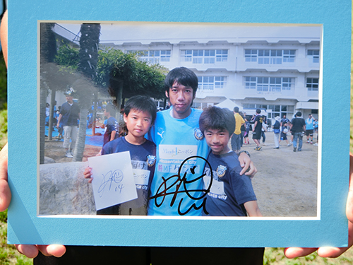 ５年前のサッカー教室参加時の記念写真（左から）酒井宏輔くん、中村憲剛、菅野朔太郎くん