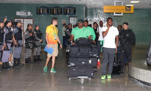 １４時５０分頃、マナウスに到着して、空港到着口に姿を見せたミケル（右から２人目）らナイジェリア代表の選手たち
