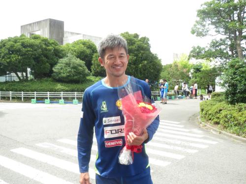 Ｃ大阪戦のゴールから一夜明け、サポーターから花束をプレゼントされたカズ