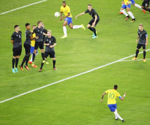 ＜ブラジル・ドイツ＞前半、ＦＫで先制ゴールを決めるブラジルのネイマール（下）