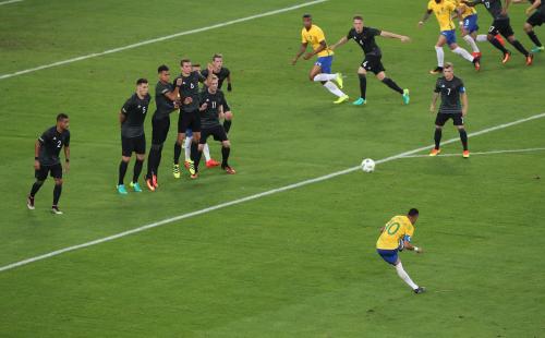 ＜ブラジル・ドイツ＞前半、ゴールを決めるネイマール（下）