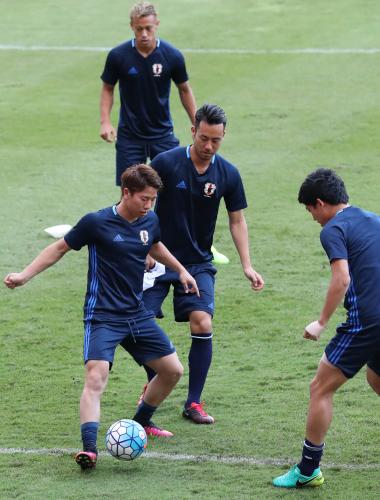 本田（後ろ）が見つめる中、ボール回しをする（左から）浅野と吉田、遠藤