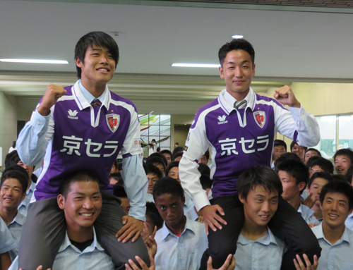 Ｊ２京都に入団が決まった京都橘高ＦＷ岩崎（左）と東洋大の仙頭はサッカー部員に肩車されてガッツポーズ
