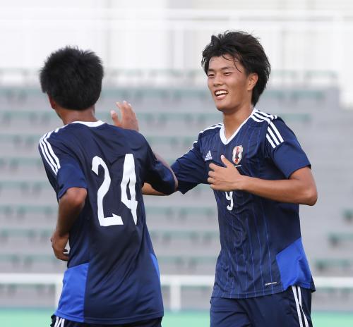 日体大との練習試合で自身２得点目のゴールを決め喜ぶＵ―１９日本代表候補のＦＷ小川（右）
