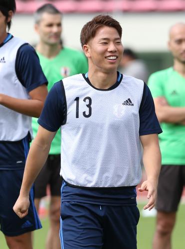 日本代表練習で笑顔の浅野