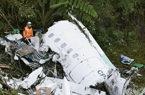 29日、コロンビア中部メデジン近郊に墜落し、大破したチャーター機の機体（ＡＰ）