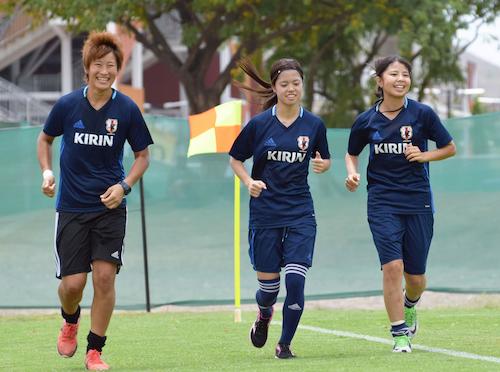 Ｕ―２０女子Ｗ杯で３位決定戦に向け調整する（左から）平尾、長谷川、三浦