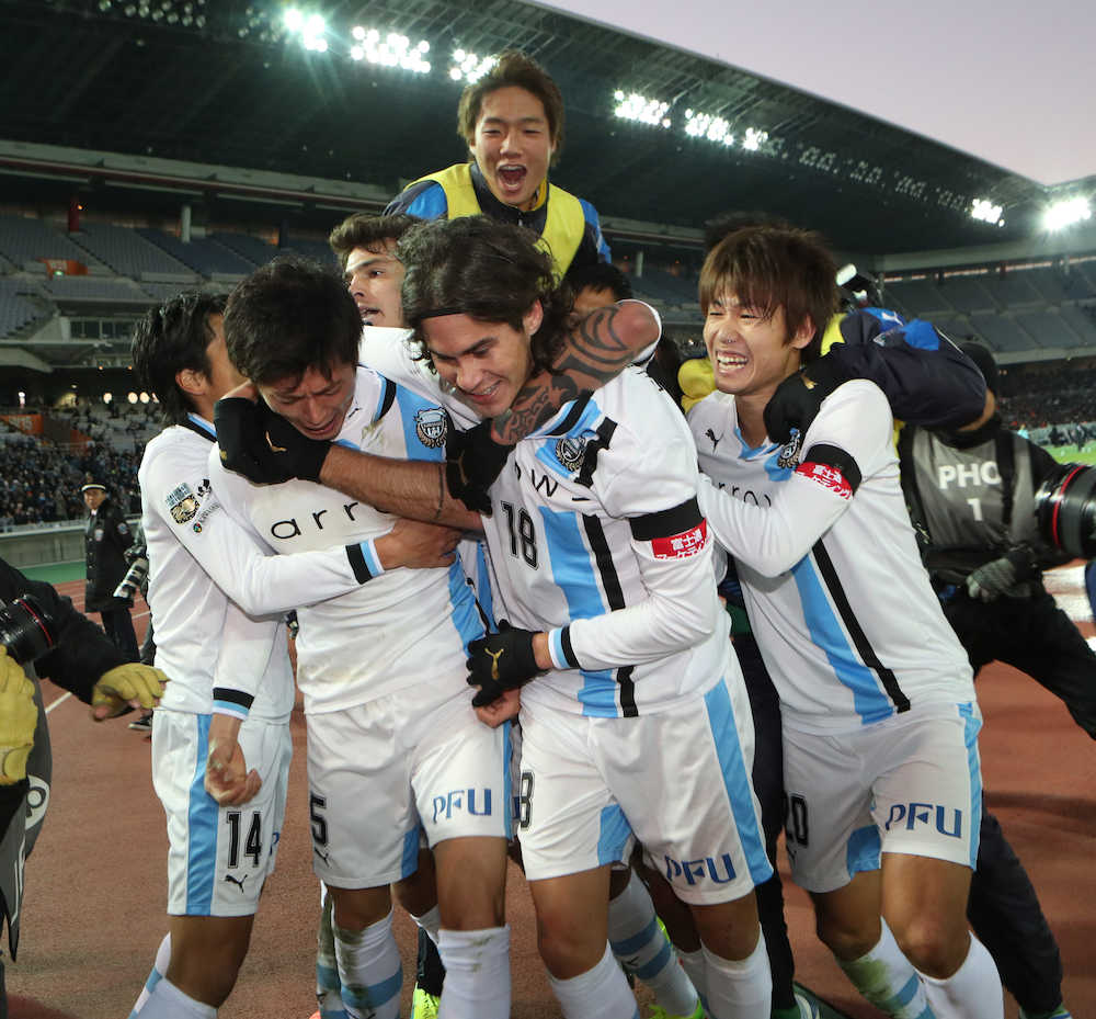 ＜大宮・川崎Ｆ＞後半、川崎Ｆ・谷口（左から２人目）はゴールを決め喜ぶ