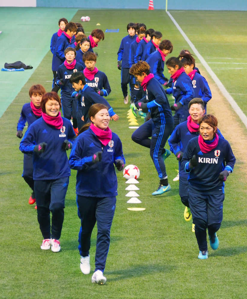 強化合宿でランニングするサッカー女子日本代表候補選手ら