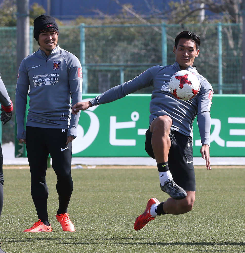 練習でボールに足を伸ばす浦和ＤＦ槙野（左は平川）