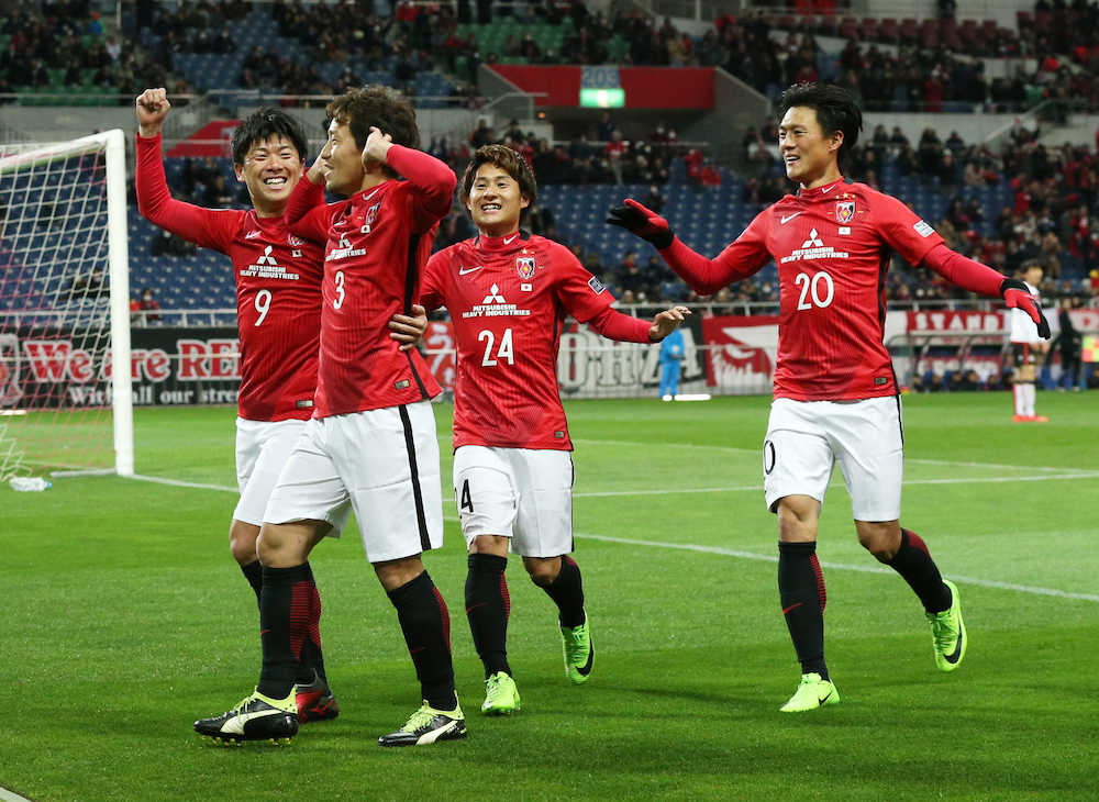 ＜浦和・ＦＣソウル＞前半、浦和・宇賀神（左から２人目）がゴールを決め同じくこの日ゴールを決めた（右から）李、関根、武藤と喜ぶ