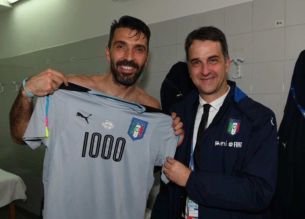 クラブと代表で公式戦１０００試合出場を達成し喜ぶイタリア代表ＧＫブッフォン（左）