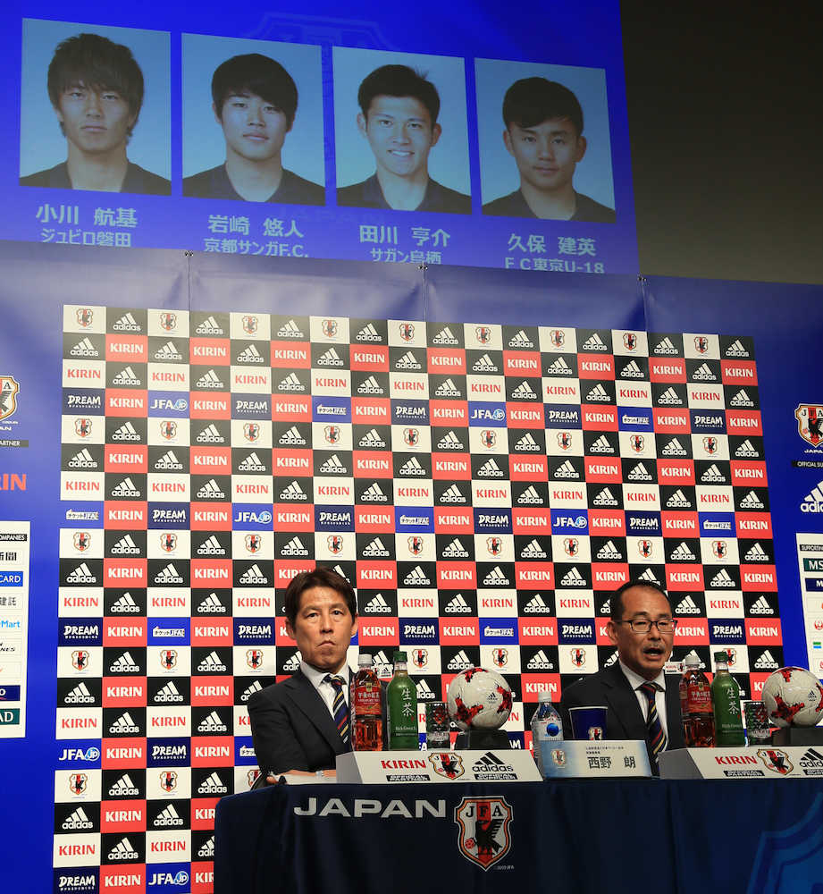 Ｕ―２０Ｗ杯の日本代表メンバーを発表する西野技術委員長（左）とＵ―２０日本代表・内山監督