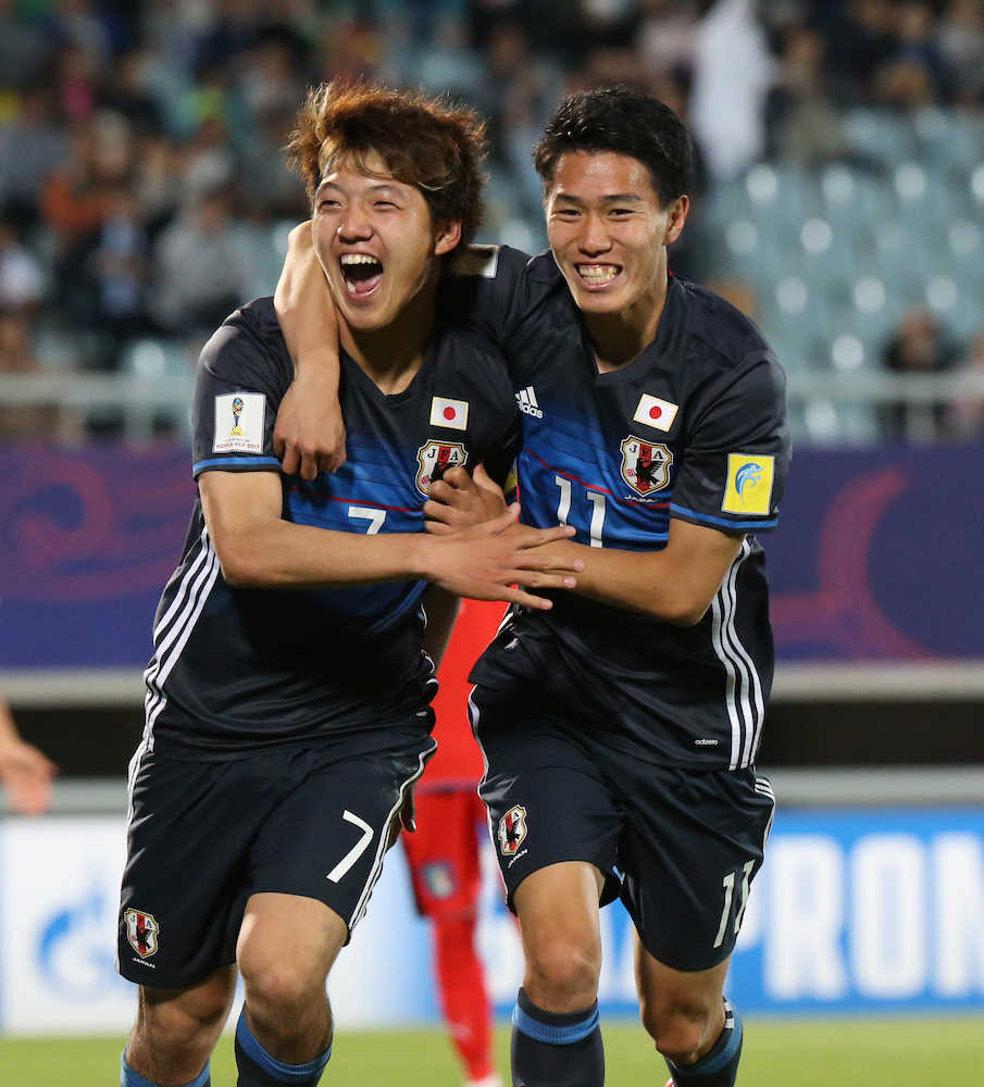 ＜Ｕ−２０日本・Ｕ−２０イタリア＞後半、堂安（左）がゴールを決める
