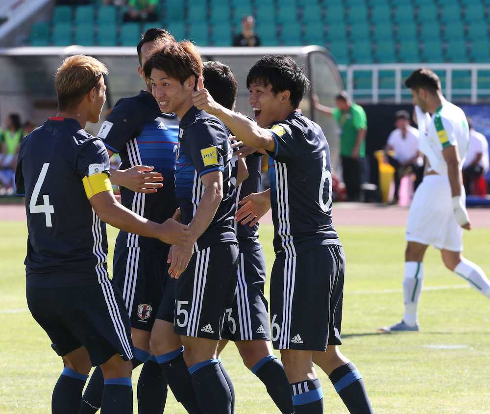 ＜サッカーＷ杯予選　イラク・日本＞ゴールを決めた大迫と祝福する選手たち