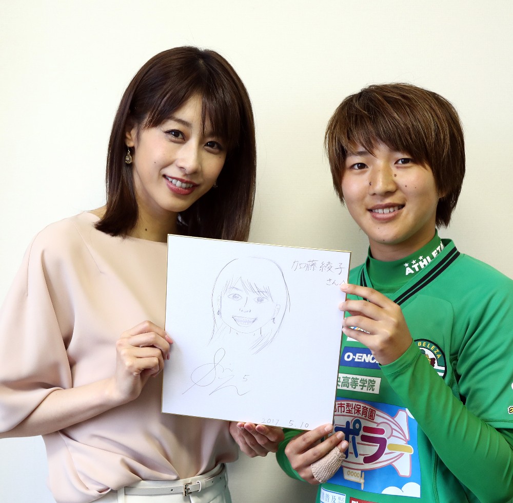 インタビューを終え、隅田（右）が描いた色紙を一緒に手にする加藤アナ