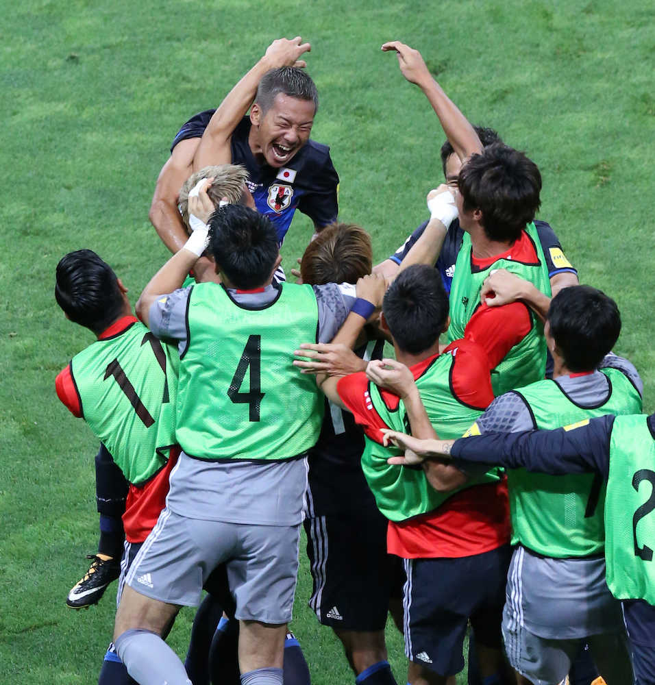 ＜日本・豪州＞後半、ゴールを決めた井手口と喜ぶ日本選手たち