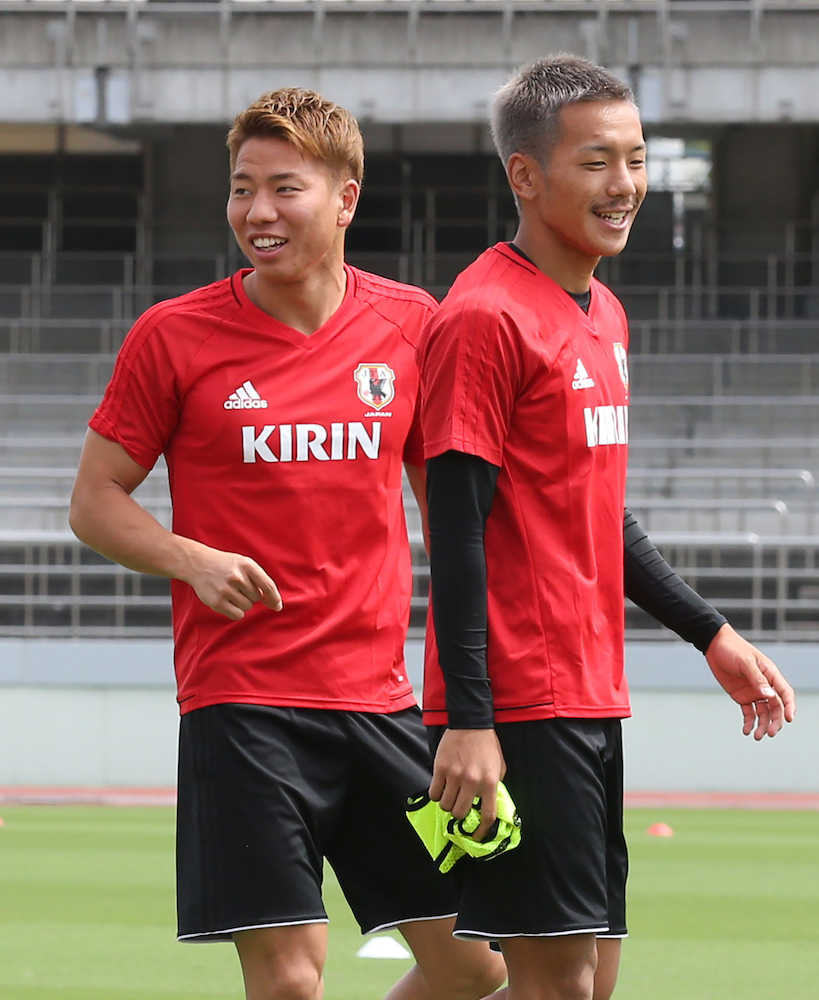 ＜サッカー日本代表練習＞笑顔の井手口と浅野（左）