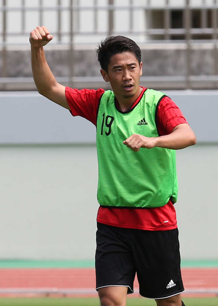 ＜サッカー日本代表練習＞ミニゲームでゴールを決めた香川はガッツポーズ