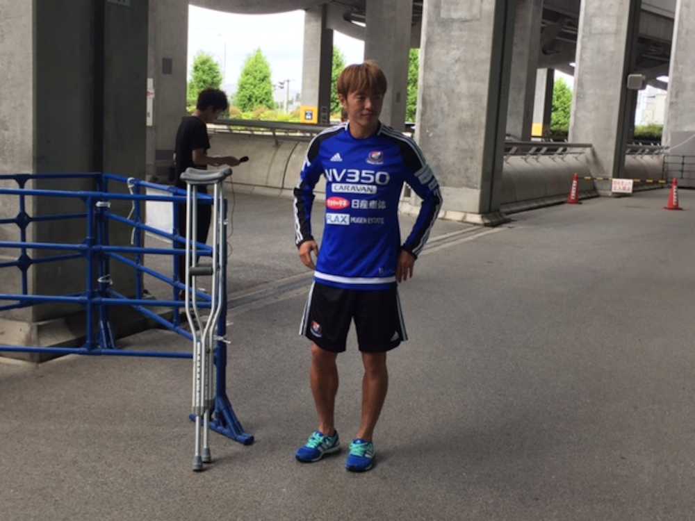 横浜・斎藤が報道陣に対応。松葉杖を携えてはいるが、なくても歩行可能という