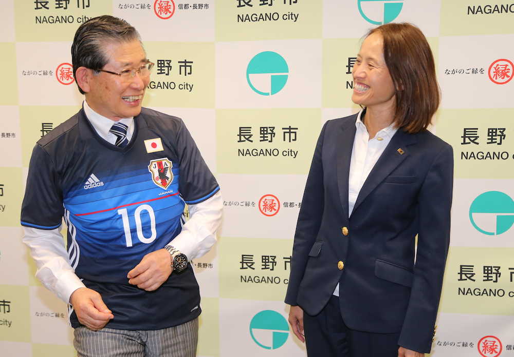 加藤長野市長（左）にユニホームをプレゼントし笑顔の高倉監督