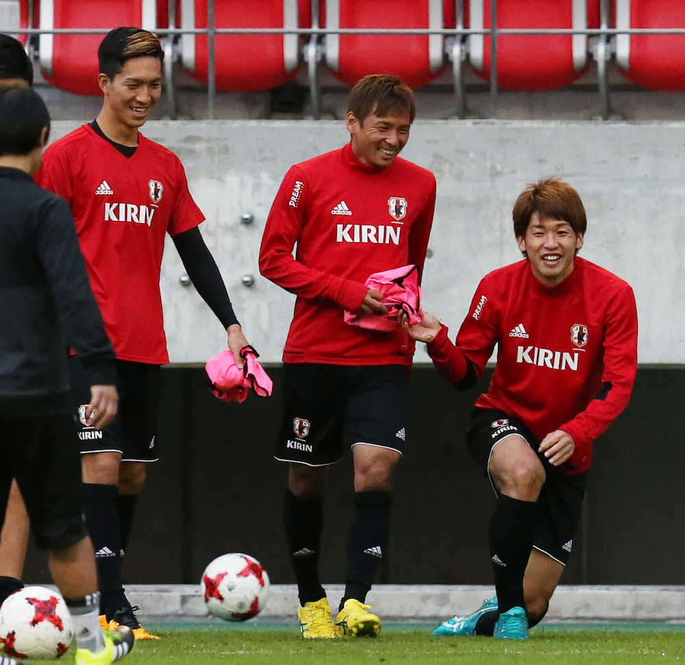 ＜サッカー日本代表練習＞笑顔の（右から）大迫、乾、小林