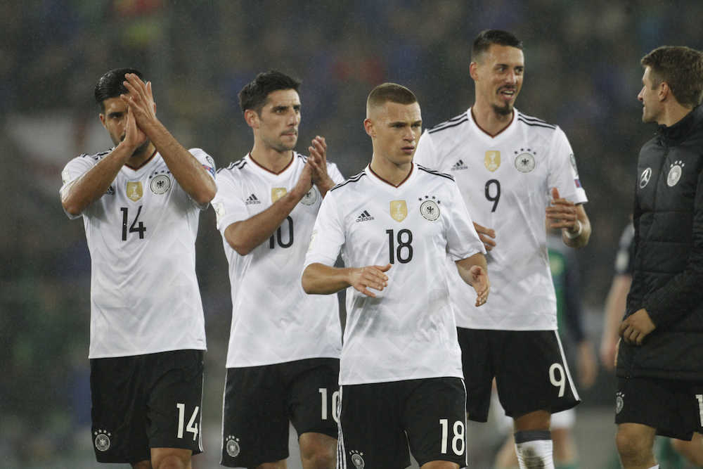 Ｗ杯出場を決め喜ぶドイツ代表の（右から）ミュラー、ワーグナー、キミッヒ、シュティンドル、ジャン（ＡＰ）